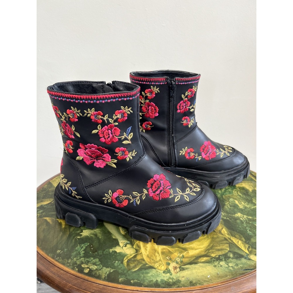 Farm Rio Floral Embroidered Chunky Lug Sole Boots Size 6.5 Black